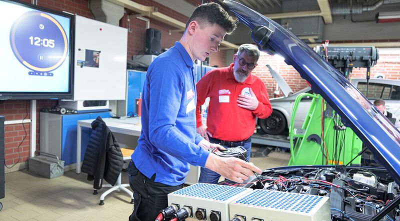 Marcel Hüllen aus Rheinland-Pfalz versucht hier zu ergründen, warum der Motor des BMW 325 D nicht anspringt. (Bild: Schmidt - VCG)