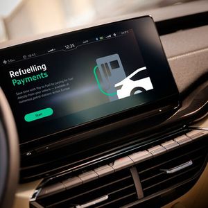 Beim Tanken fordert der „Pay-to-Fuel“-Service den Kunden auf, die Nummer der Zapfsäule einzugeben.(Bild:  Skoda)