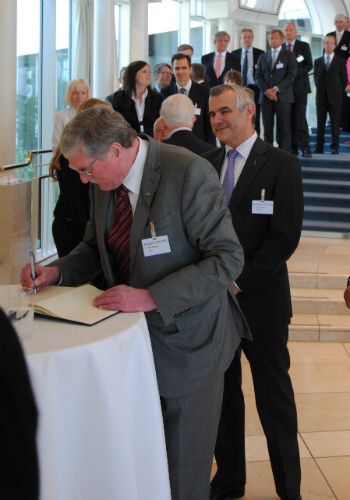Warteschlange: Rund 250 geladene Gäste kamen auf den Petersberg zur Verabschiedung von Robert Rademacher. (Foto: Zietz)