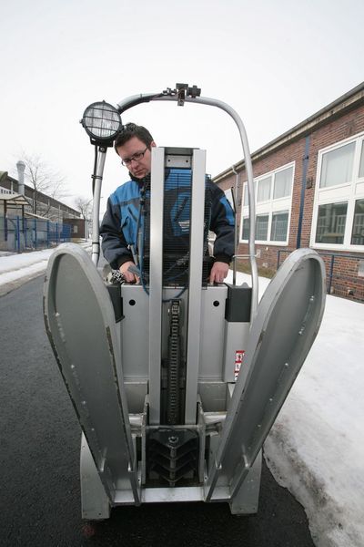 Zum Heben und Senken der Gabeln muss der Bediener die Fahrerplattform betreten, da diese mit einem Sicherheitsschalter ausgestattet ist. Als weitere Sicherheitsmaßnahme wurde ein Zweihandbedienungsprinzip installiert, das das Ein- und Ausklappen der Gabeln nur durch das gleichzeitige Drücken von zwei Tastern zulässt. Bild: Still (Archiv: Vogel Business Media)