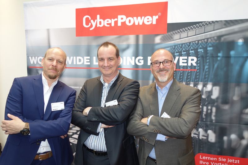 Power in den Armen hatten (v. l.) Christian Pirch, Cyberpower, Patrick Seuser, TP-Link, und Fulvio Innocente, Cyberpower.  (Bild: IT-BUSINESS)