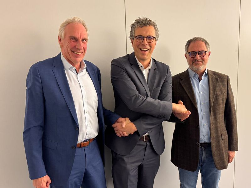 Thomas Gremmers (Vorstandsvorsitzender, SOHnix AG), Christian Schaub (Geschäftsführer M&A, Connexta) und Rainer Moeck (Mitglied des Vorstands, SOHnix AG) feiern den Beitritt von SOHnix zur Connexta-Gruppe.(Bild:  SOHnix)