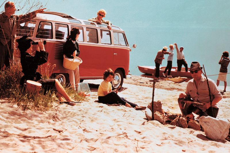 Das unter der Bezeichnung „Samba“ bekannte Achtsitzer-Sondermodell (offizieller Name im VW-Programm) wurde auf der ersten Nachkriegs-IAA im April 1951 in Frankfurt vorgestellt. Es hatte Chromradkappen und ein poliertes VW-Emblem auf der Front, bis Ende 1951 eine dreifarbige, danach eine zweifarbig oder selten einfarbige Lackierung. Die verschiedenfarbigen Bereiche wurden durch Chrom-/Aluleisten getrennt. Zur Ausstattung gehörten auch ein Faltschiebedach über dem Passagierbereich. Der acht- bis zwölfsitzige Bus hatte 23 Fenster. Eine Heckklappe zum Innenraum gab es bis zum Modellwechsel 1955 nur als Mehrausstattung gegen Aufpreis. Die beiden hinteren Eck- und die acht Dachfenster waren anfangs aus 4 mm starkem Plexiglas gefertigt. Das Heckfenster war größer als bei den anderen T1.  (Bild: Volkswagen Nutzfahrzeuge)