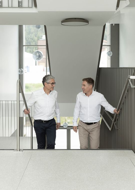 Martin Schranz (links), Geschäftsführer von Top Tech Sol, und Christian Peintner (rechts), Geschäftsführer von Spiegltec, gehören künftig gemeinsam mit Martin Seebacher, ebenfalls Geschäftsführer von Spiegltec, dem Verwaltungsrat an.(Bild:  Spiegltec / Philippphoto)