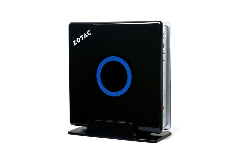 Mit dem beiliegenden Standfuß kann die Zbox auch hochkant aufgestellt werden. (Bild: Zotac)