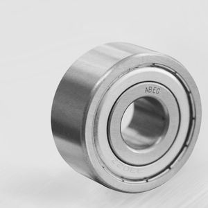 Schrägkugellager sind eine gute Wahl für die Leichtlaufrollen von OP-Tischen: Durch ihre innere Geometrie lassen sich sehr steife und spielfreie Lagerungen realisieren.(Bild:  Findling)