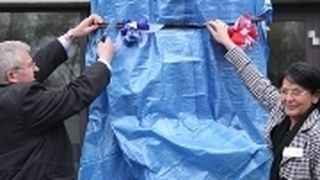 Michael Krüger aus dem Kultusministerium und Schulleiterin Dr. Isolde Fleuchaus enthüllten die Stele. (Gewerbliche Schule Backnang)