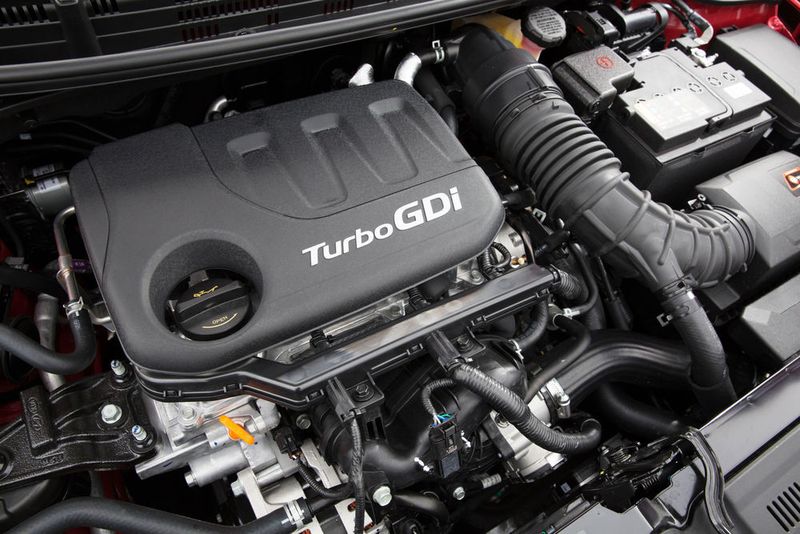 Neu ist der Ein-Liter-Dreizylinder mit Turbobeatmung, den es in zwei Leistungsstufen mit 100 und 120 PS gibt. (Kia)