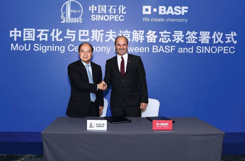 Mr. Dai Hou-Liang (left), Chairman of the Board and the President of Sinopec Incorporation, and Dr. Martin Brudermueller, Chairman of the Executive Board of Directors, BASF SE, have signed a Memorandum of Understanding to expand the two companies’ cooperation in China. (BASF SE)