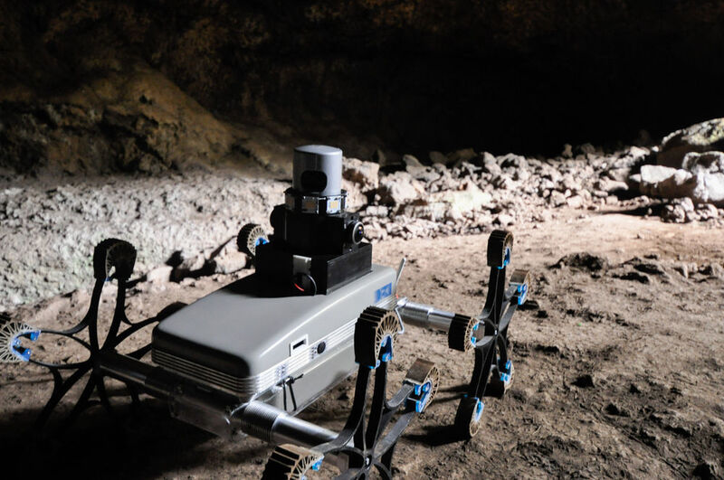 Der Sternrad-Rover Asguard IV. Zur Orientierung kann er lediglich auf Satellitenbilder und Höhenkarten, die aus dem Orbit aufgenommen wurden, zurückgreifen. (DFKI GmbH)