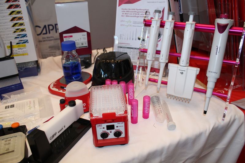 Impressionen der Lab-Supply Berlin vom 13. Juni 2019  In den Hallen des Estrel-Hotels in Berlin Neu-Kölln konnten Besucher der Lab-Supply mit den Ausstellern ins Gespräch kommen. Hier sind einige Impressionen vom Messetag sowie Besucherstimmen für Sie zusammengestellt. Die nächste Lab-Supply ist am 28. August 2019 in Dresden. Weitere Infos zu den kommenden Lab-Supply-Messen finden Sie auf www.lab-supply.info.   Lese-Empfehlung: Nachbericht zum erfolgreichen Auftakt der Lab-Supply in Wien. (Bild: LABORPRAXIS, C. Lüttmann)