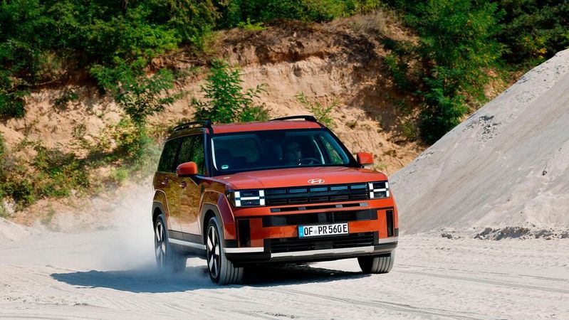 Die PHEV-Version des Santa Fe hat mehr PS und eine höhere Anhängelast bekommen.(Bild:  Hyundai)