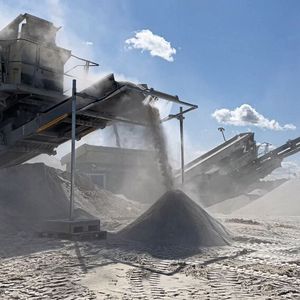 Bandabwurf an einem Brecher mit einem Wasservernebelungssystem(Bild:  Nebolex)