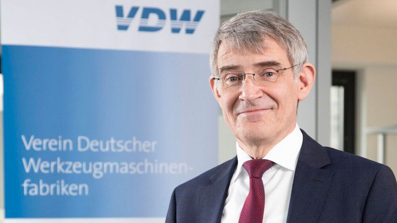Neben der Konjunkturentwicklung bereitet die Regulierungswut der deutschen Regierung und der EU-Administration der Industrie große Sorgen. Als besonders „gelungene Beispiele für Bürokratiemonster“ führt VDW-Vorsitzender Bernhard das Lieferkettensorgfaltspflichtengesetz und die Corporate Sustainable Reporting Directive (CSRD) der Europäischen Union an. (Bild:  VDW)