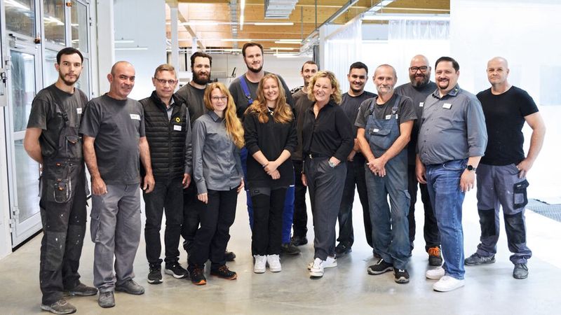 Mit dem neuen, jetzt deutlich größeren Betrieb erweitert Christian Uthoff gerade auch sein Team. Aktuell arbeiten 19 Beschäftigte in seinem Kfz-Betrieb – davon sind 14 produktiv. Mittelfristig soll das Team auf 35 Kräfte ausgebaut werden. (Bild: Rehberg – VCG)