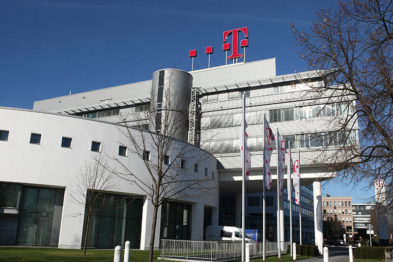 Die Deutsche Telekom ist ein Telekommunikationsunternehmen mit Sitz in Bonn. 2014 erwirtschafteten die 228.248 Mitarbeiter weltweit einen Umsatz von 62,7 Milliarden Euro. (Deutsche Telekom)