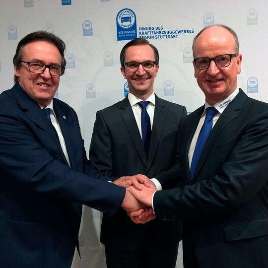 Führungsteam der Kfz-Innung Region Stuttgart: (v.li.) Obermeister Torsten Treiber, sein Stellvertreter Frank Schnierle und Geschäftsführer Christian Reher. (Bild:  Kfz-Innung/Weis)