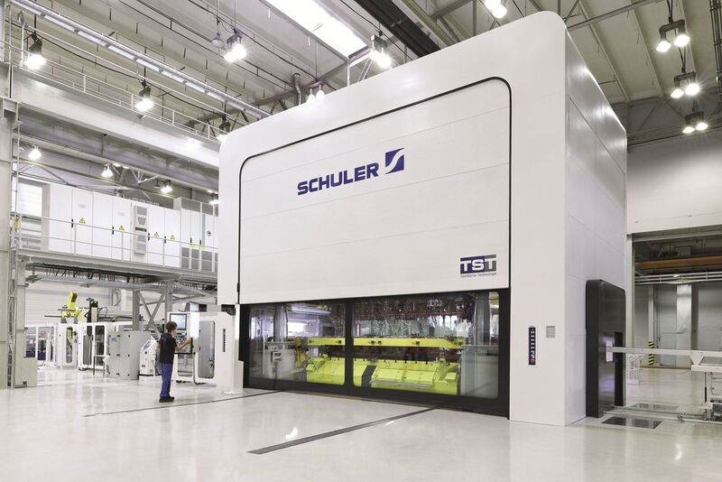 In einer Servopressenlinie von Schuler mit einer Presskraft von 100.000 kN sind im Schnitt rund 55 km Leitungen verlegt. Dabei handelt es sich vorwiegend um Datenkabel, BUS-Leitungen, Steuerleitungen und Leistungskabel für die Motoren. (Bild: Schuler)