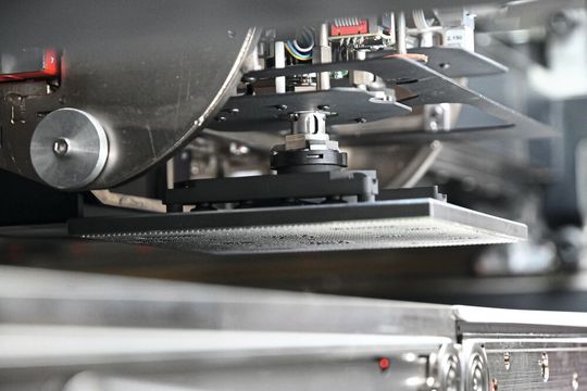 SMT-Fertigung:  SIPLACE-Bestückautomaten schaffen mit modernen Sensor-, Kamera- und Inspektionssystemen die Voraussetzungen für eine automatisierte, prozesssichere Fertigung auch hochkomplexer KI-Server-Boards.(Bild:  ASMPT SMT Solutions)