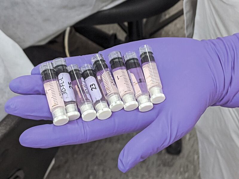 Teil der 250 Teströhrchen mit human Stammzellen, bereit zur Ausdifferenzierung in organähnliche Gewebe auf der Internationalen Raumstation ISS. (Julian Raatschen, Airbus)