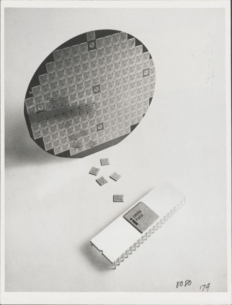 Erfolgreich wurde aber erst der 8080. Hier sieht man auch einen der noch sehr kleinen Wafer, aus dem die Chips geschnitten wurden. (Intel)