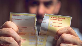 Abschied ab Oktober: Arbeitgeber sollen Arbeitsunfähigkeitsbescheinigungen von Mitarbeitern künftig komplett digital übermittelt bekommen. Damit ändert sich eine lange gelebte Praxis grundlegend. (Bild: Thorsten Malinowski)