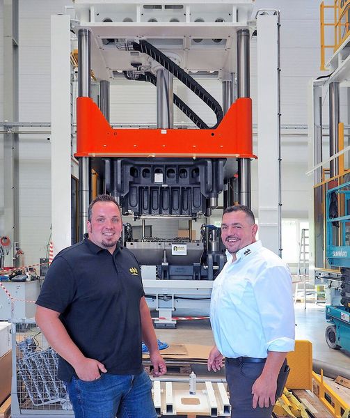 André Pfeifer (left) with Ulrich Krimm, Aulbach Automation’s Managing Director, Production and Procurement, in front of one of the company’s SP30 deburring presses, which has a clamping area of 3.6 x 3.2 metres and a pressing force of 400 tonnes. (Source: Stephan Auch/ Roemheld)