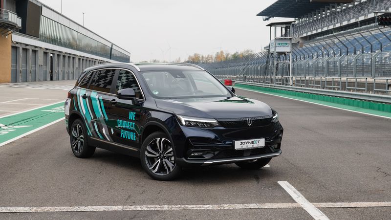 Joynext hat eine neue Frontkamera entwickelt. Dabei kommt KI-Software von Autobrains zum Einsatz. Getestet wurde das neue System auf dem Lausitzring.(Joynext)