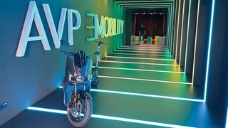 Im E-Mobility-Showroom von AVP findet man E-Scooter, E-Roller, Wallboxen oder Ladesäulen – aber keine Autos. (Bild: Seyerlein/VCG)