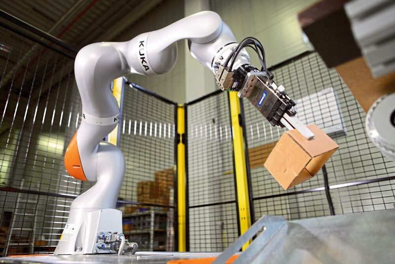 Der Verpackungsroboter setzt die Bodenteile von Sonderverpackungen zusammen. (Kuka)