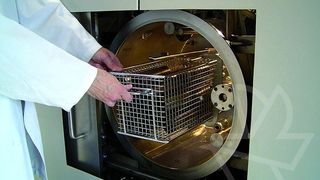 Edelstahlrohre bei der Beschickung einer Reinigungsanlage. Nach der Reinigung sind sie sowohl frei von Kohlenwasserstoffrückständen als auch von Kühlschmierstoffen und Salzen. Bild: Zestron (Archiv: Vogel Business Media)
