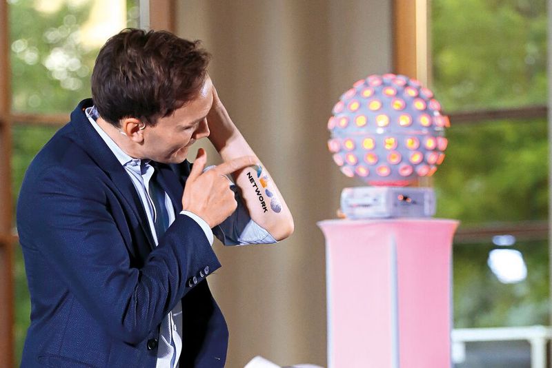 iPad-Künstler und Zauberer Christoph Wilke beweist es: Das Also Network geht unter die Haut. (Bild: Also)