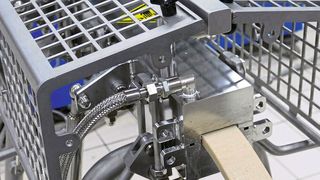 Austritt von High Moisture Meat Analogue (HMMA) aus der Kühldüse, die direkt an den ZSK Food-Extruder von Coperion angeflanscht wird. (Bild: Coperion)