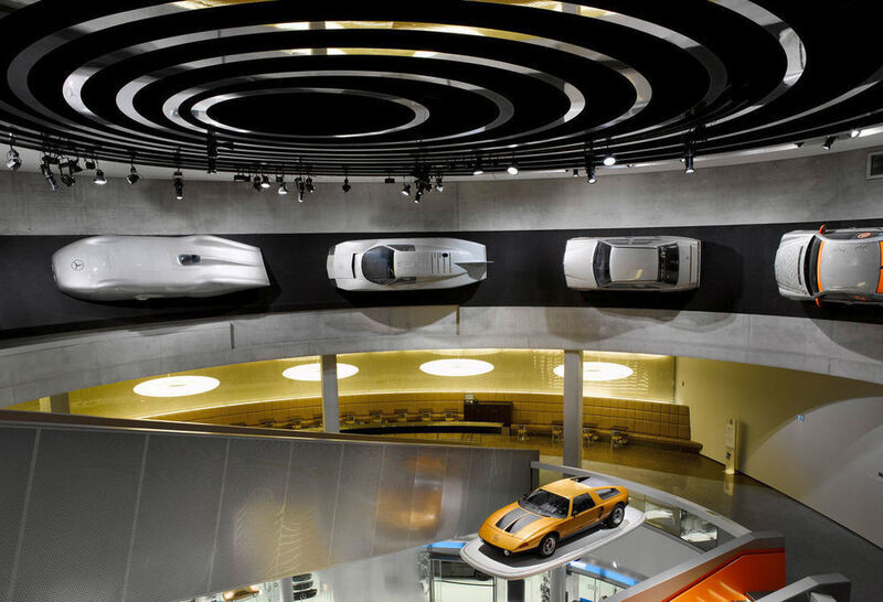 Im Mercedes-Benz Museum ist das Originalfahrzeug als Teil der Rekordwagen-Präsentation beim Mythosraum 7 „Silberpfeile – Rennen und Rekorde“ in Szene gesetzt. (Daimler)