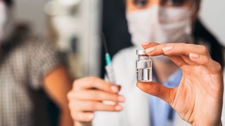 Könnte bald Realität in deutschen Unternehmen werden: Impfungen durch die Betriebsärzte. (©cherryandbees - stock.adobe.com)