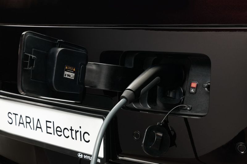 Charging is performed at a power output of 11 kW (AC) or up to 256 kW (DC). (Source: Hyundai)
