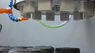 Okamotos neue Schleifmaschinen-Baureihe VRG-DX kann mit CBN- oder Diamanttopfscheiben arbeiten. Standardmäßig kommt eine spezielle Schleifscheibe aus zwölf Segmenten zum Einsatz, welche die Abtragsleistung stark erhöht. Hier kommt der Hersteller nun zu Wort ... (Bild: Okamoto)