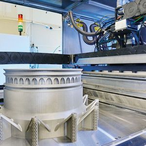 Ein neues Demonstrator-System mit besonders großen Bauraum kann mit Laser Powder Bed Fusion (LPBF) Demonstrator-Bauteile für zukünftige Triebwerksgenerationen von Rolls-Royce drucken.