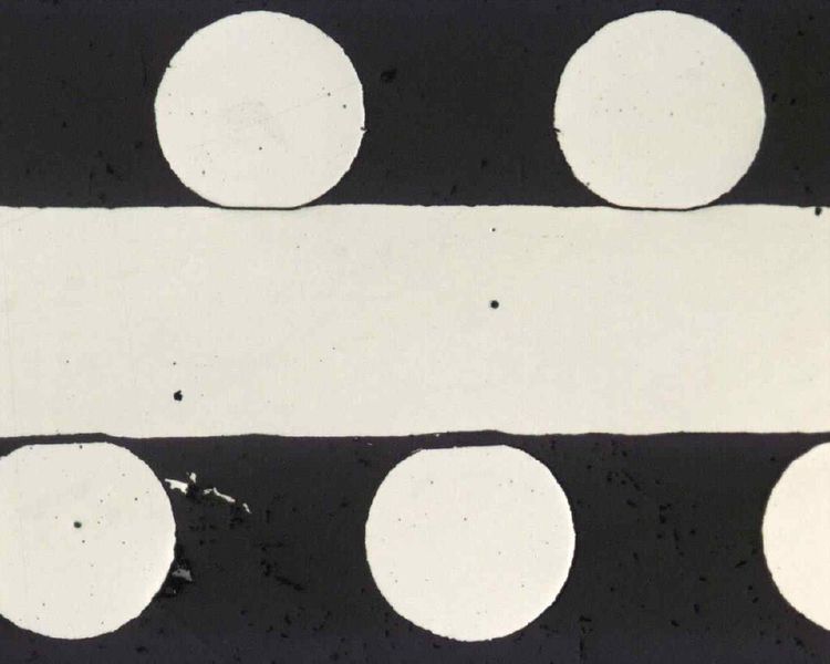 Bild 5a: Schnittbild durch das Gewebe vor dem Walzen, durch den Kettdraht. (Bild: Härle Produktentwicklung)