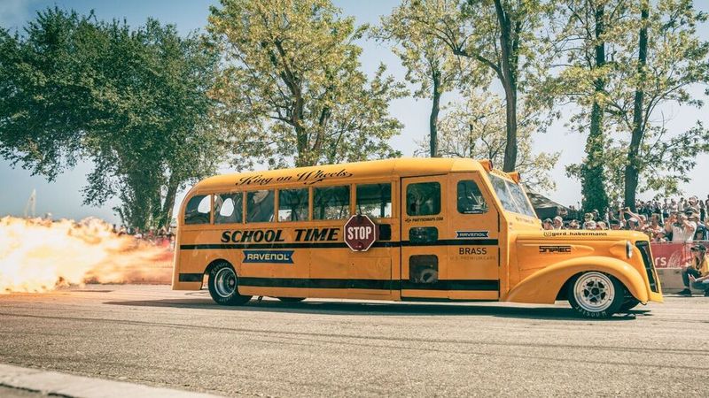 Der Schoolbus-Dragster zählt zu den spektakulärsten Programmpunkten des Brazzeltag im Technik Museum Speyer und sorgt mit Turbinensound und Flammen für eindrucksvolle Showmomente. (Bild: TMSNHSP.)