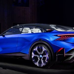 Chefdesigner Marc Poulain sagt dennoch, dass das Exterieur zu 85 Prozent der künftigen Serie entspricht.(Bild:  Alpine/Adrien Cortesi)