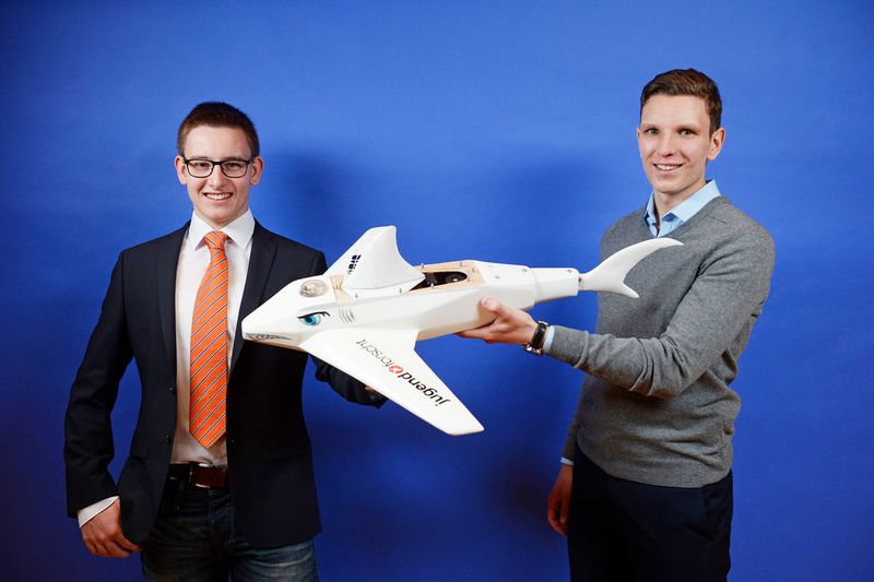 Haie sind Meister der effizienten Fortbewegung. Mit ihren speziellen Flossen und der fein gerippten Haut gleiten sie in einer sinusförmigen Wellenbewegung durch die Meere. Wie man das im Sinne der Bionik für die Konstruktion eines technisches Fortbewegungsmittels nutzen kann, untersuchten Maximilian Petrat und Davids Stepanovs. Sie analysierten die Kräfte und Strömungen beim tauchenden Hai. Dabei interessierte sie vor allem der optimale Winkel bei der Tauchbewegung. Ihre Erkenntnisse übertrugen die Jungforscher auf ein künstliches Haimodell: In einem Holzkorpus verbirgt sich ein verschiebbarer Ballasttank, mit dem Auf- und Abtauchbewegungen durch eine Verlagerung des Schwerpunkts gesteuert werden können. Unterstützt wird dies durch eine ausgeklügelte Regelungstechnik mit Pumpen und Antrieb für die Flossen.  (Bild: Jugend forscht e.V.)