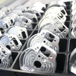 ... und hinten kommen perfekte Bauteile raus – mit allen Bohrungen, Nuten, Flächen und Fasen. MTW fertigt diese vor allem als wiederkehrende kleine und mittelgrosse Serien. 