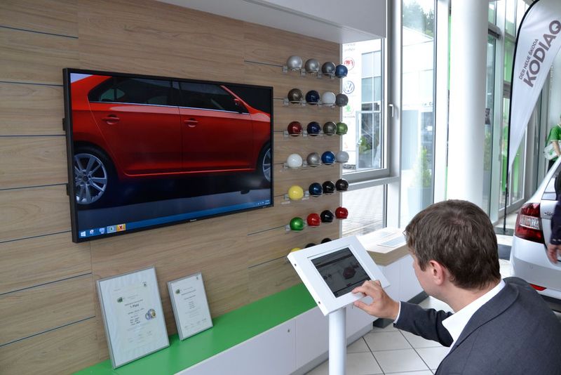 Auch im Showroom hat die Digitalisierung Einzug gehalten. (Bild: Mauritz/»kfz-betrieb«)