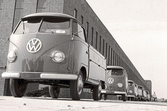 Die Produktion des T1 begann 1950 im VW-Werk in Wolfsburg. Die Produktion des T1 begann 1950 im VW-Werk in Wolfsburg.
