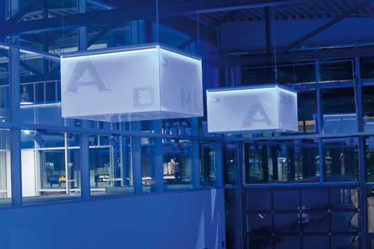 Mit verschiedenfarbigem Licht schafft die Niederlassung immer wieder neue Stimmungen. (Archiv: Vogel Business Media)