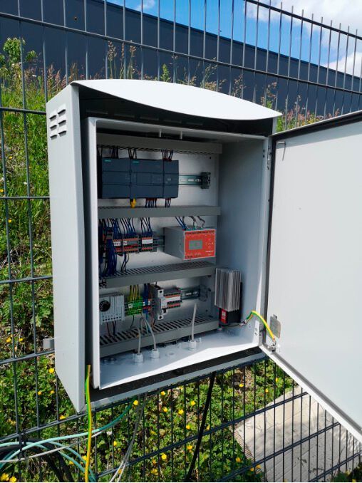 Das Condition Monitoring System von Tsubaki Kabelschlepp eingebaut im Schaltschrank.(Bild:  Tsubaki Kabelschlepp)