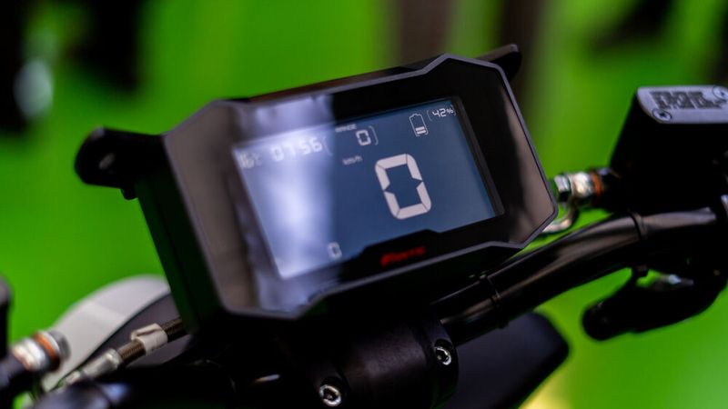 Im Cockpit des Issimo City dominiert ein großes Display. (Bild: Motori Minarelli)