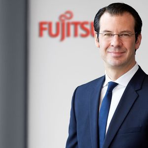 Vor seinem Wechsel zu Fujitsu war Dr. Rolf Werner mehrere Jahre in verschiedenen
Management-Positionen bei T-Systems tätig. Daher kennt er das Services-Geschäft sehr gut.