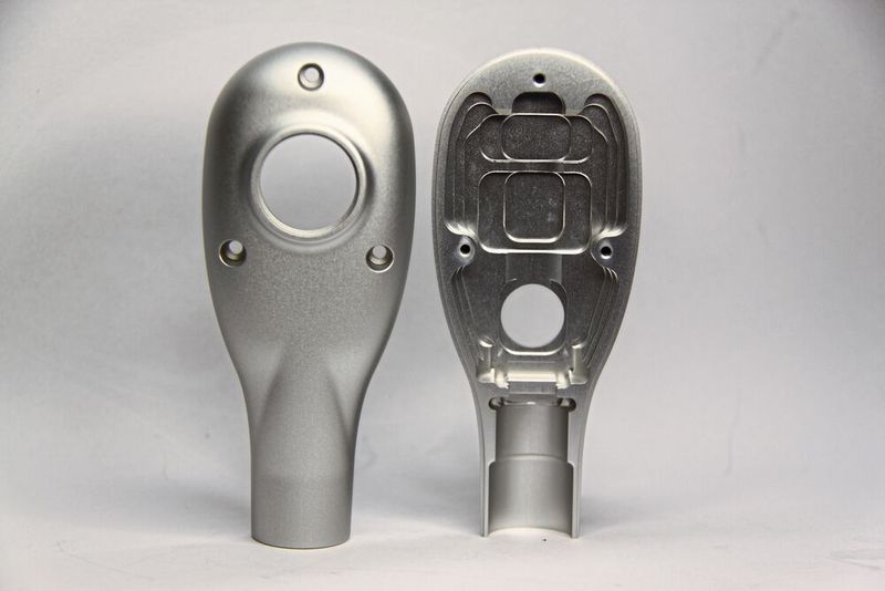 Gehäuse aus Aluminium für Flugzeug-Leseleuchten: Das gleitgeschliffene, mit Glasperlen gestrahlte 5-Achs-Frästeil darf nach dem Eloxieren keinerlei Bearbeitungsspuren mehr aufweisen. (Bild: Circle)